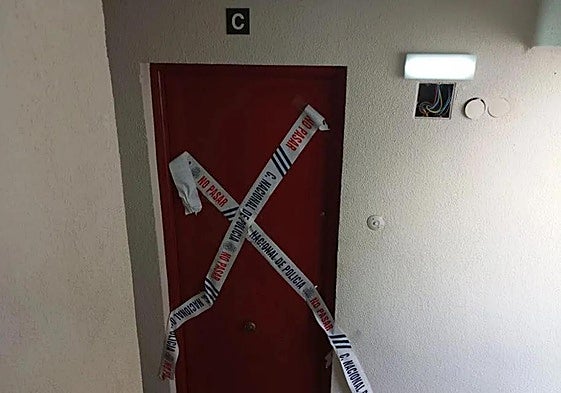 Puerta de la vivienda afectada.