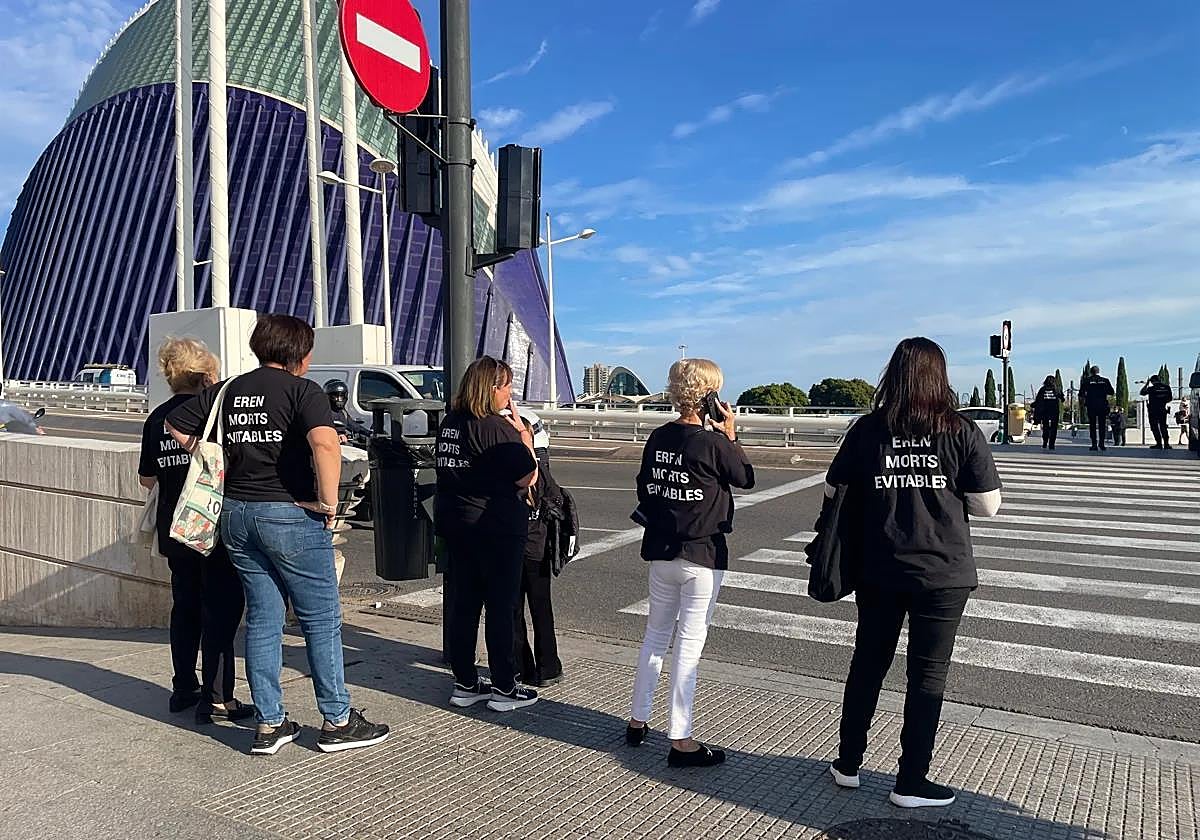 Familiares esperan a otros conocidos en el puente de l'Assut de l'Or