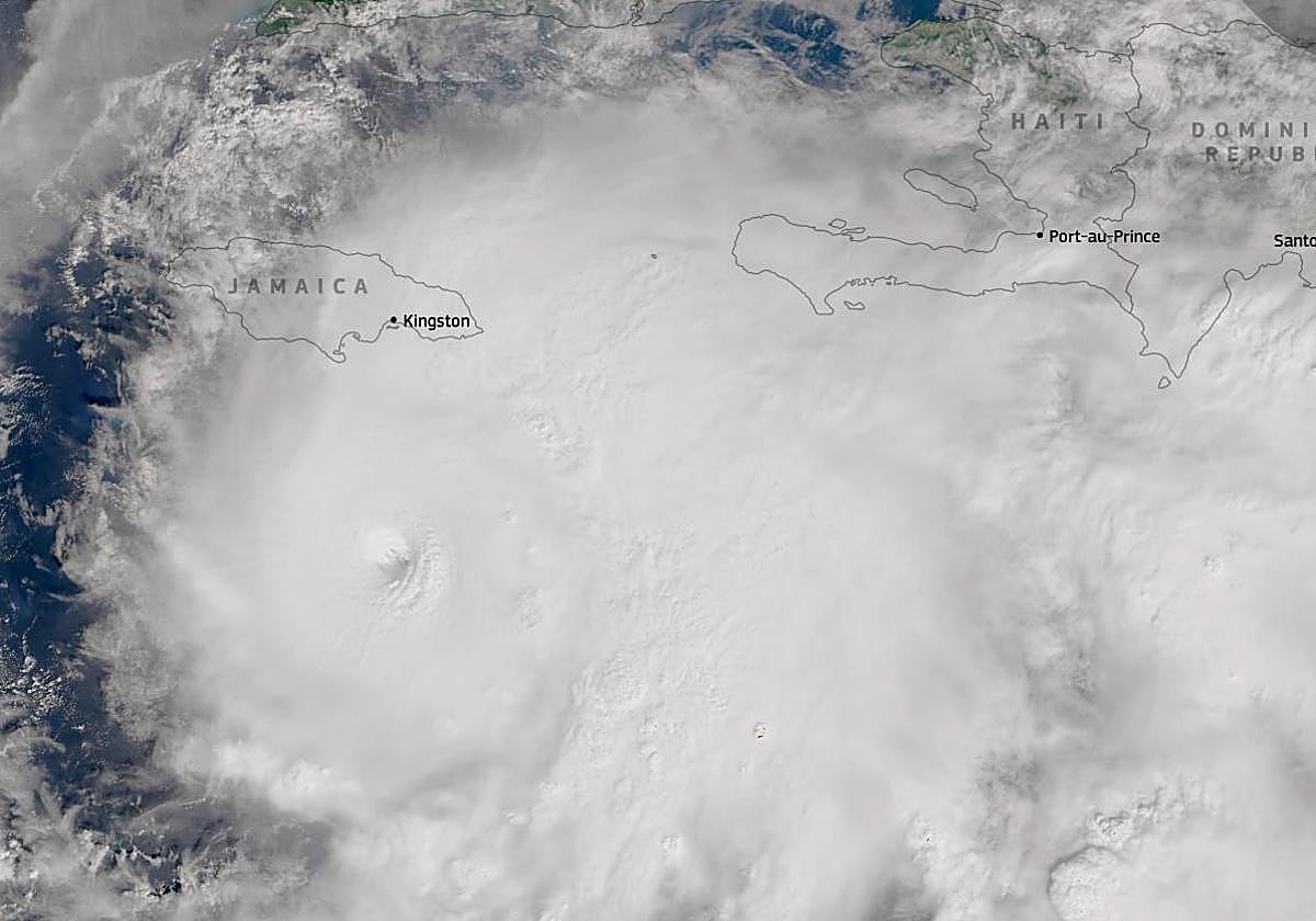 El huracán 'Melissa' en estado 5, la máxima categoría de alerta, antes de tocar tierra en Jamaica