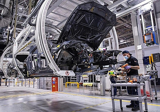 Los fabricantes europeos de automóviles advierten de «paradas inminentes» en las líneas de montaje por la falta de chips