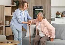 ¿Quién atenderá a mamá? Así se gestionan los contratos entre familiares para evitar conflictos en el cuidado de los mayores