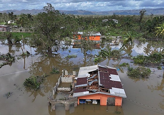 Vista aérea de las inundaciones tras el paso del huracán Melissa por Jamaica.