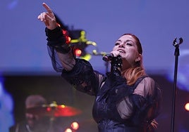 Leire Martínez canta en un concierto.