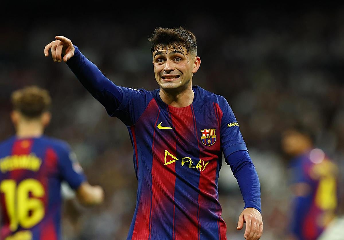 Pedri, durante el clásico en el Bernabéu.