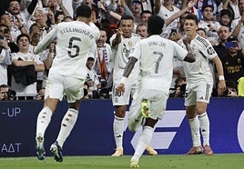 Los jugadores del Real Madrid celebran el gol de Mbappé en el clásico.
