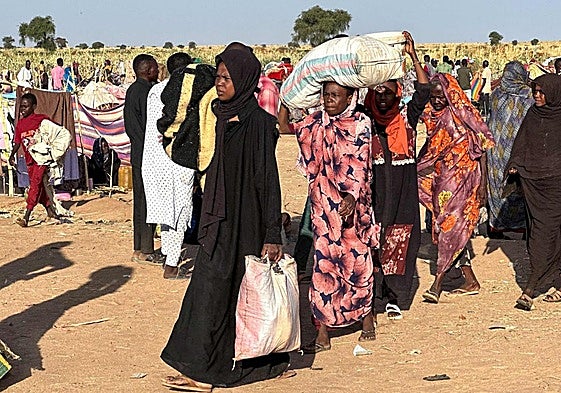 Decenas de personas huyen de El Fasher.