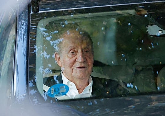 El rey emérito Juan Carlos I, a la salida en coche de la Escuela Naval de Marín (Pontevedra) el pasado mes de septiembre