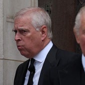 El Príncipe Andrés junto con el rey de Inglaterra Carlos III.