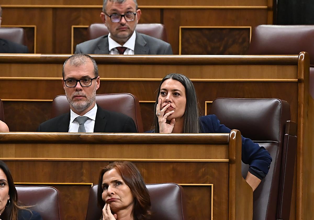 La portavoz de Junts per Catalunya Míriam Nogueras y el diputado Josep Maria Cruset en el Congreso de los Diputados.