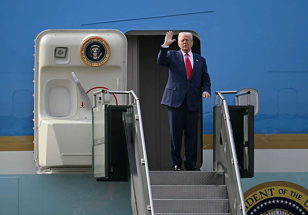 Donald Trump, en la escalerilla del Air Force One, antes de despegar de vuelta a Washington.