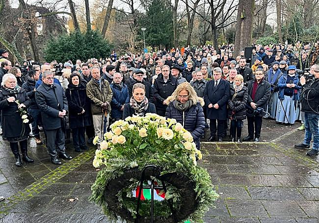 Decenas de personas asisten a un homenaje a las víctimas en el lugar del ataque.