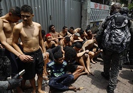 La Policía de Río de Janeiro custodia a varios detenidos durante su operación contra el Comando Vermelho.