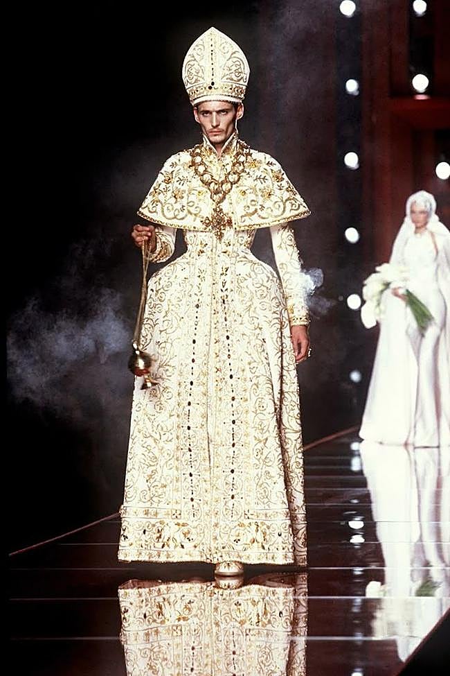 El modelo que John Galliano vistió de Papa para una colección de Christian Dior en el año 2000.