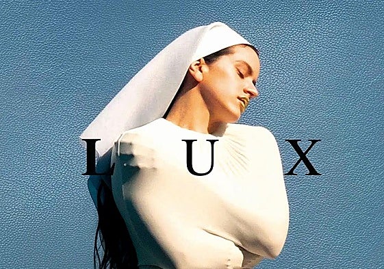 Rosalía, con su hábito de monja, en su nuevo trabajo, en cuyo vídeo también utilizar simbología católica.