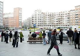 Pasajeros esperan al autobús en la plaza Zabalburu.