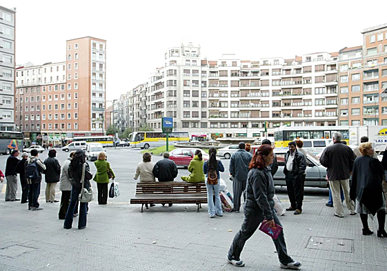 Pasajeros esperan al autobús en la plaza Zabalburu.