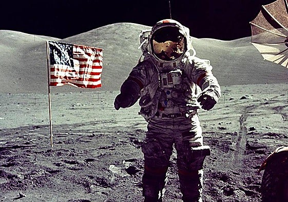 El astronauta Eugene Cernan camina por la Luna en la misión del Apolo 17.