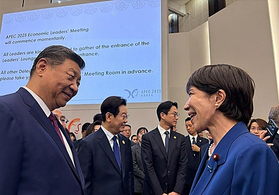 El presidente de China, Xi Jinping, y la primera ministra de Japón, Sanae Takaichi, este viernes en el foro de la APEC.