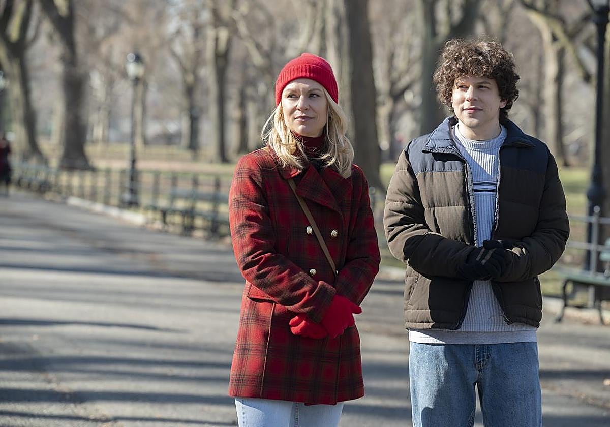 El actor Jesse Eisenberg, en la serie 'Fleishman está en apuros', junto a Claire Dane.
