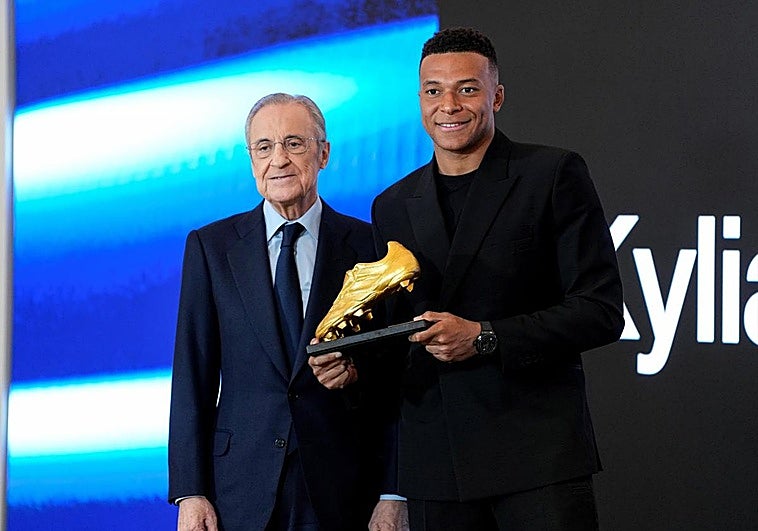 Mbappé posa con la Bota de Oro junto al presidente del Real Madrid, Florentino Pérez.