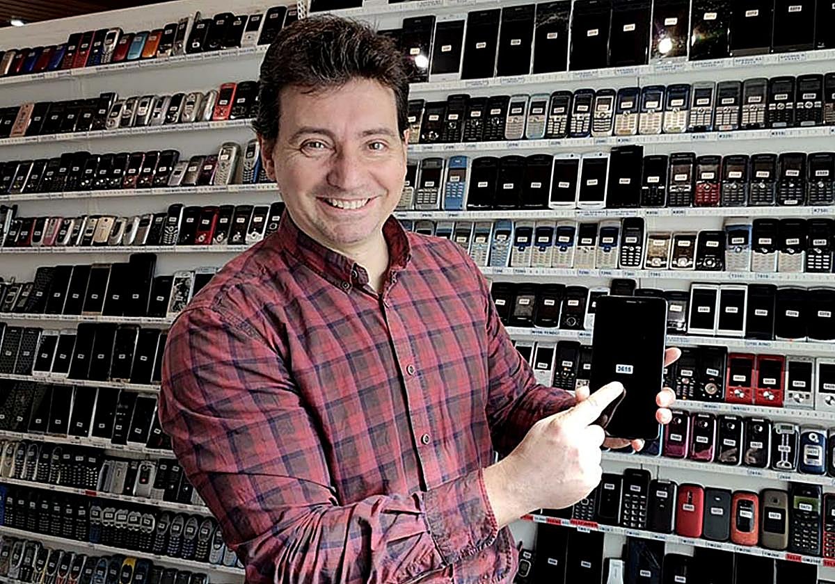 Wences Palau Fernández, con su colección de móviles