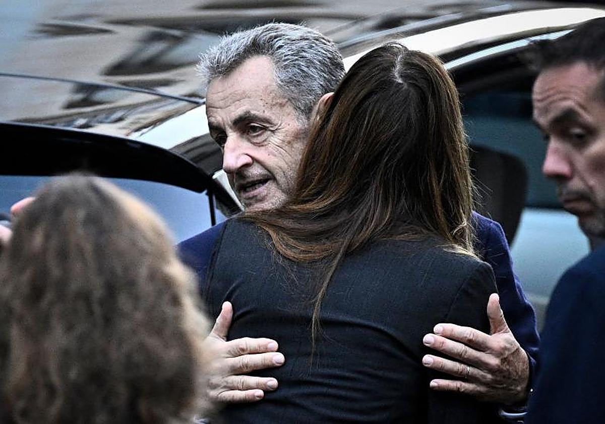 Nicolas Sarkozy se despide de su esposa antes de entrar en prisión.