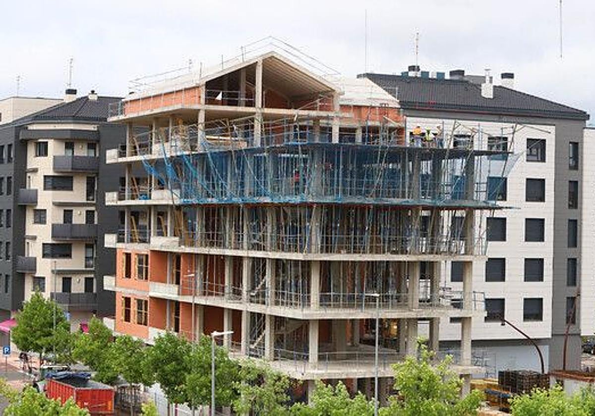 Bloque de viviendas en construcción.