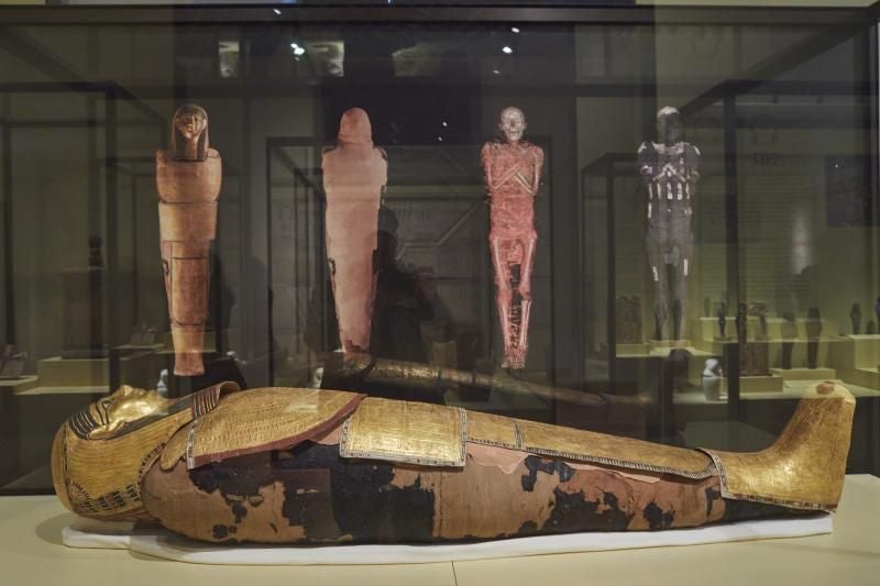 Un sarcófago expuesto en el museo que reabre sus puertas este sábado, 1 de noviembre