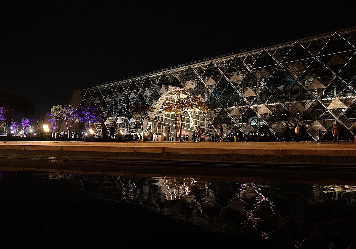 Imagen nocturna del museo en su inauguración este sábado por la noche.