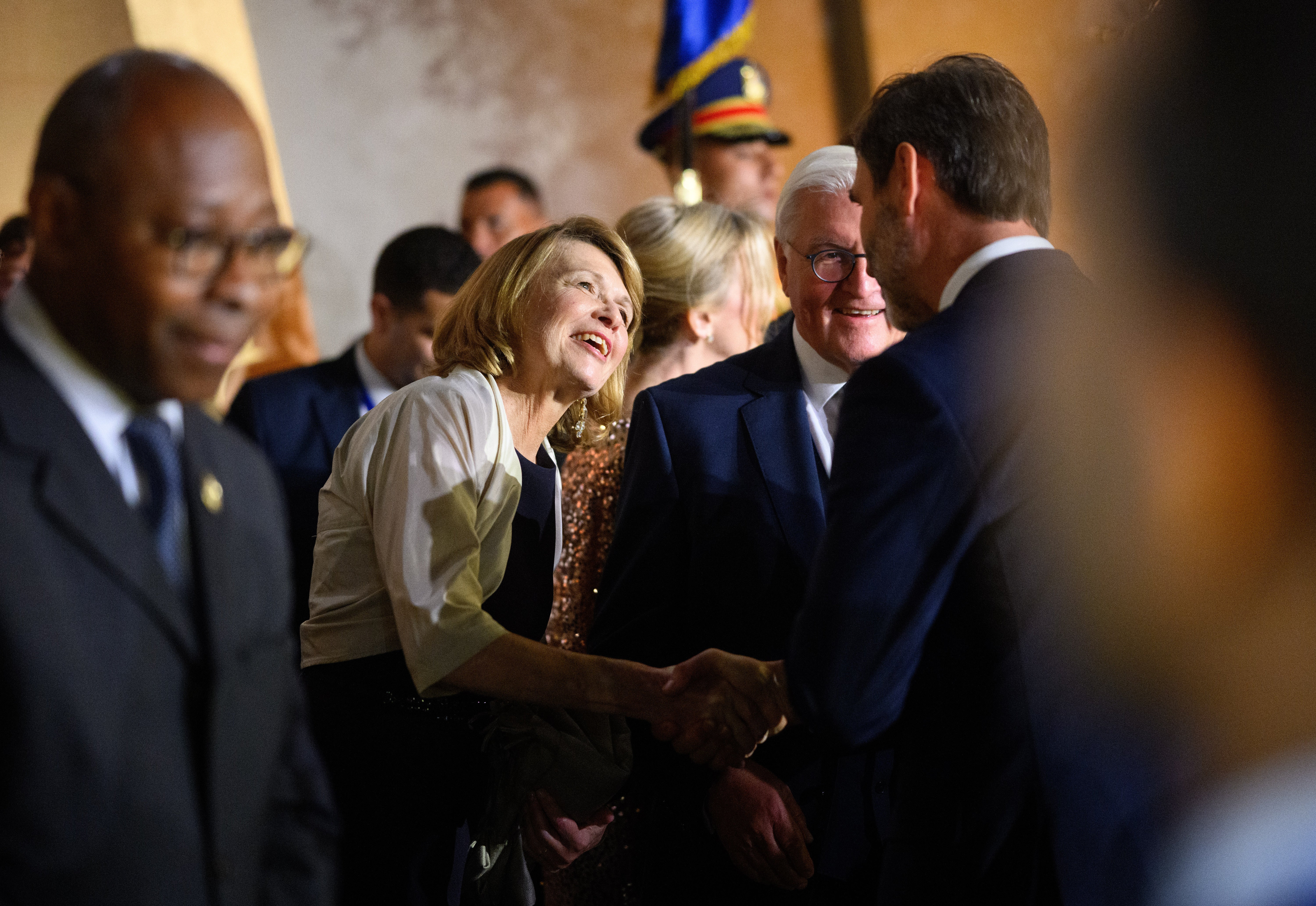 El presidente alemán, Frank-Walter Steinmeier, y su esposa, Elke Buedenbender, asisten a la ceremonia de inauguración.