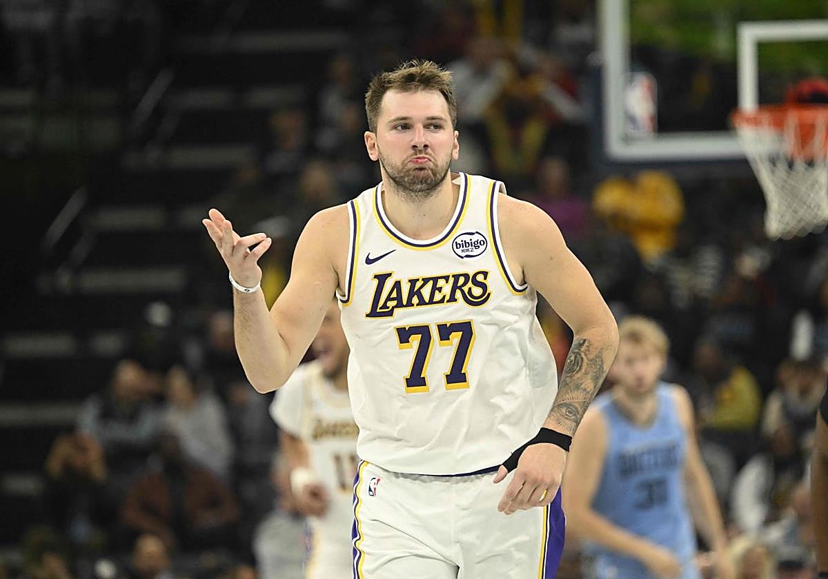 Luka Doncic celebra un triple frente a los Grizzlies.