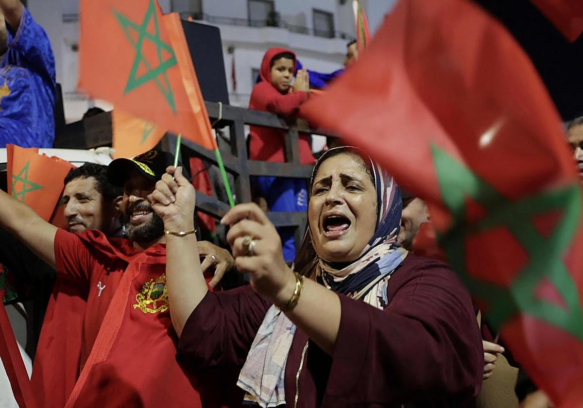 Un grupo de marroquíes celebra la decisión del Consejo de Seguridad.