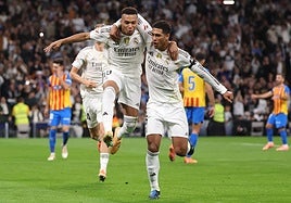 Kylian Mbappé y Jude Bellingham celebran el primer gol del francés al Valencia.
