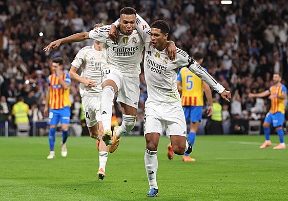 Kylian Mbappé y Jude Bellingham celebran el primer gol del francés al Valencia.