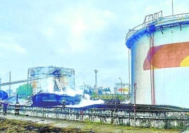 Una dotación de bomberos rusos trabaja en la extinción del incendio en una refinería de Sochi atacada con drones ucranianos.