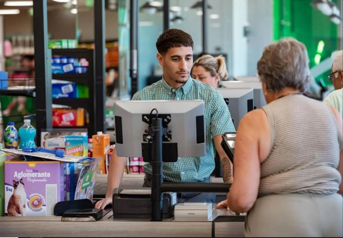 Un cajero en un supermercado de la cadena.