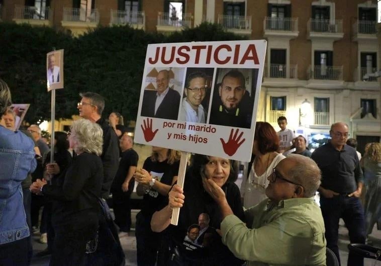 Las asociaciones de víctimas empiezan a llegar a las puertas del Palau: «Estamos esperando que haya fumata blanca»