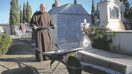 El fraile que lleva 60 años enterrando muertos y ha superado seis ictus: «El cementerio de noche me da miedo»