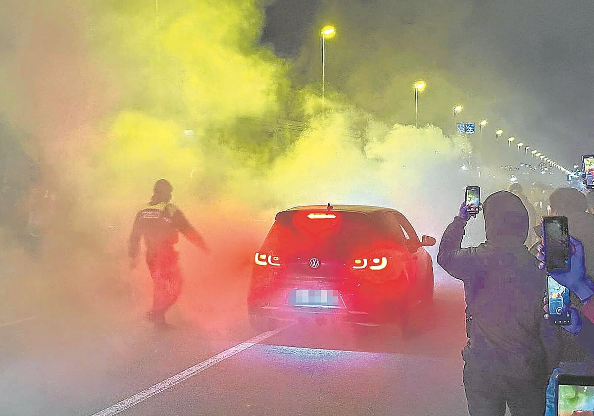 Concentración en homenaje a la pareja fallecida el pasado año en el polígono alavés de Vitoria.
