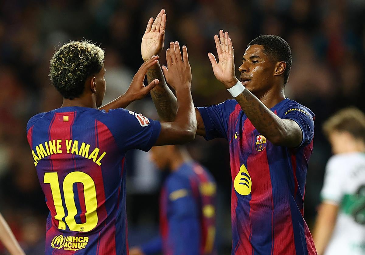 Lamine Yamal y Marcus Rashford celebran el gol del inglés al Elche.