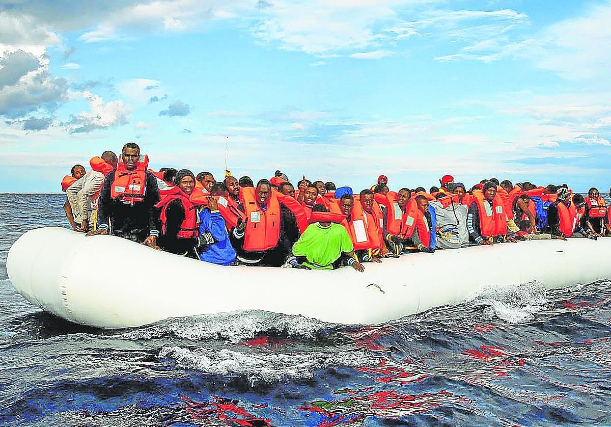 Migrantes varados en una balsa frente a las costas de Libia.