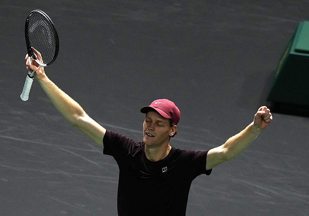 Jannik Sinner celebrates his victory at the Paris Masters 1000.