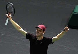 Jannik Sinner celebra su victoria en el Masters 1000 de París.