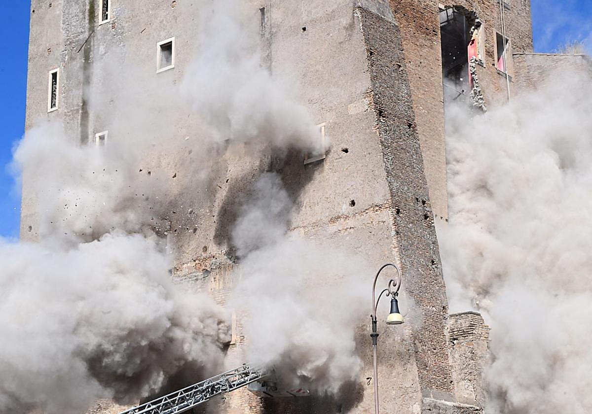 Imagen del derrumbe de la torre.