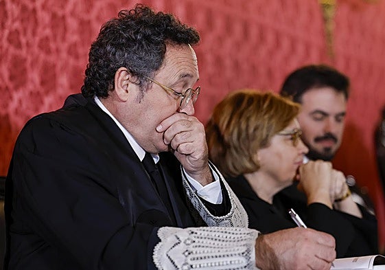 El fiscal general del Estado, Álvaro García Ortiz, junto a sus abogados Consuelo Castro y José Ignacio Ocio, este lunes en el inicio del juicio.