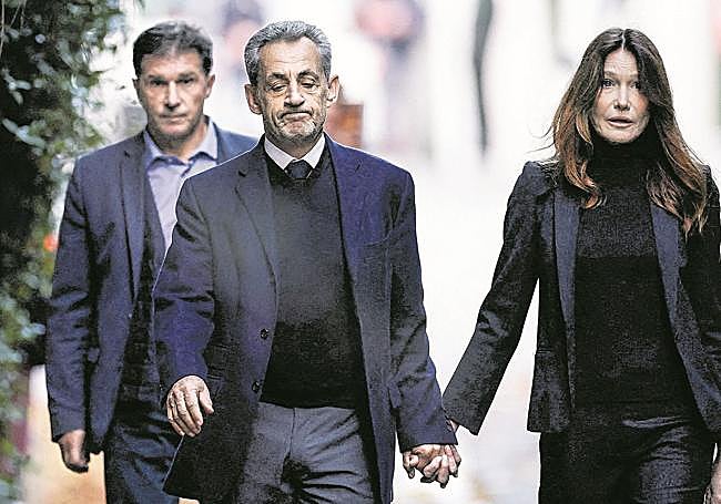 Sarkozy se dirige a la cárcel junto a su pareja, Carla Bruni.