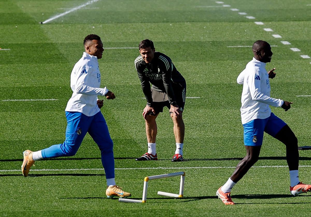 Xabi Alonso observa a Mbappé y a Mendy durante el entrenamiento que llevó a cabo el Real Madrid este lunes.