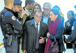 El exdirector general de la empresa, Bruno Lafont, abandona la sala del tribunal.