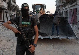 Militantes de Hamás transportan los restos de un supuesto rehén en Gaza.