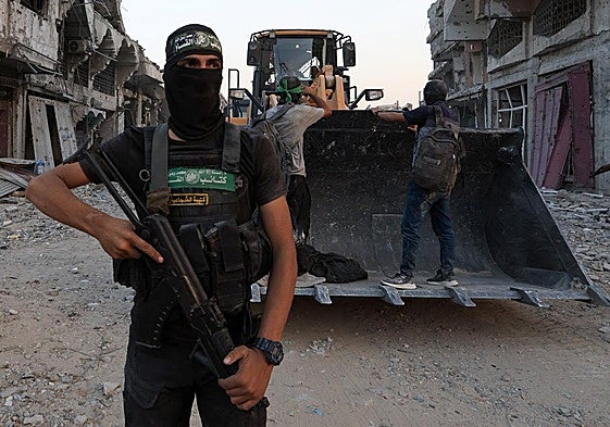 Militantes de Hamás transportan los restos de un supuesto rehén en Gaza.